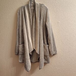 Elegant Women's Gray Cardigan B5